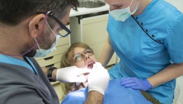 mondhygiene-tandartspraktijk_blokzijl_tandarts-behandelingen-controle-team-tandartsassistente-mondhygiene-afspraak-receptie-andreas-gaby-laura-patient