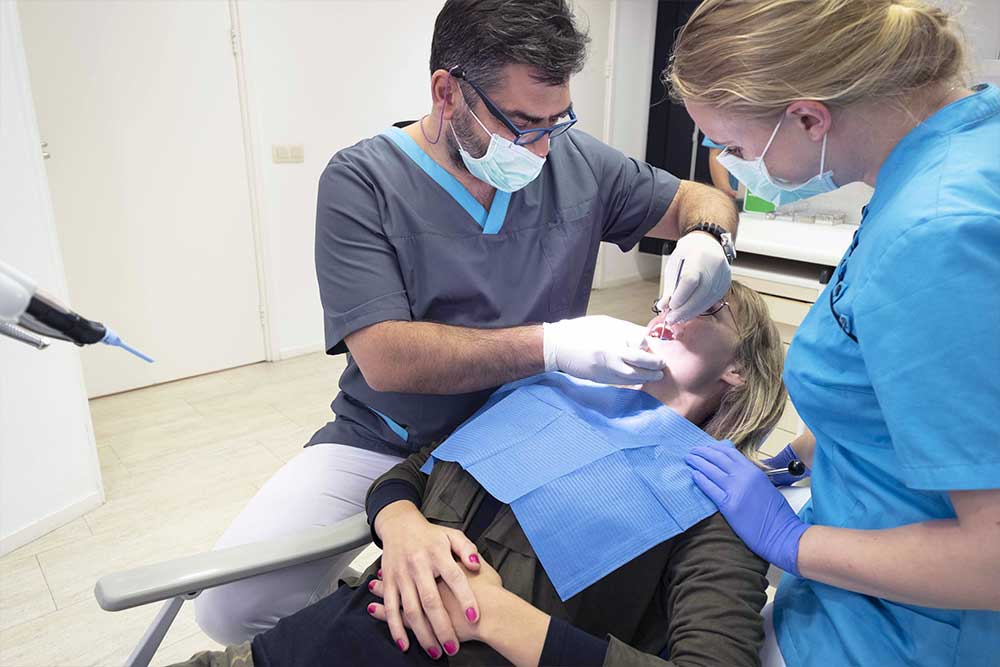 cosmetische-tandheelkunde-behandeling-natuurlijke-tandarts-blokzijl-overijssel-tanden-bleken-kroon-etsbrug-porselein-mooie-witte-tanden