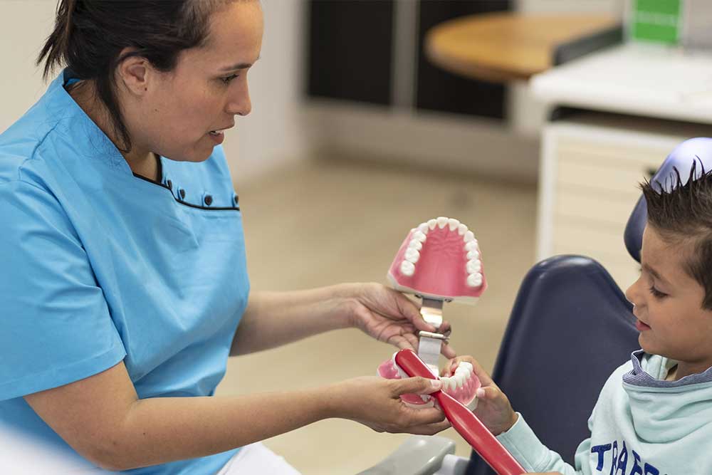 kinderen-tandartspraktijk_blokzijl_tandarts-behandelingen-controle-holistisch-biologische-lichaamsvriendelijk-materialen-kinderen-vertrouwen-overijssel