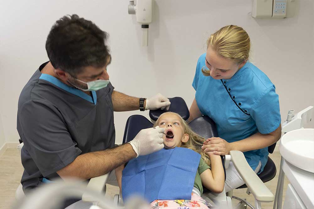 kinderen-tandartspraktijk_blokzijl_tandarts-behandelingen-controle-holistisch-biologische-lichaamsvriendelijk-materialen-oplossing