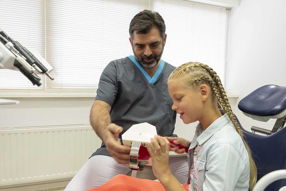 kinderen-tandartspraktijk_blokzijl_tandarts-behandelingen-controle-holistisch-biologische-lichaamsvriendelijk-materialen-tanden-poetsen-vertrouwen-