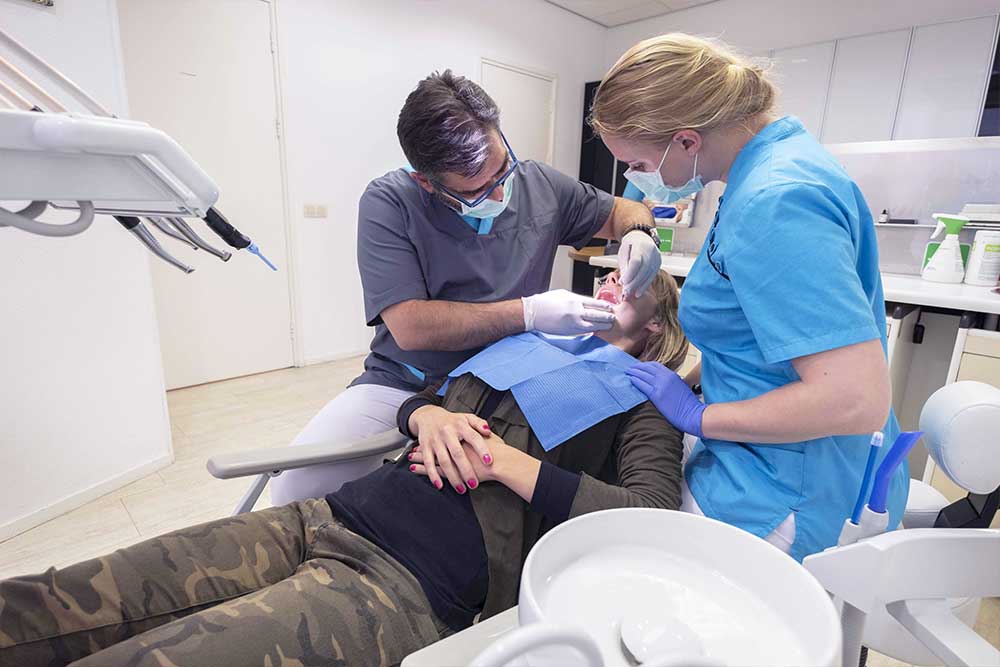 kronen-en-bruggen-natuurlijke-tandarts-blokzijl-overijssel-behandeling