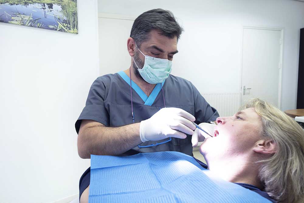 mondhygiene-tandartspraktijk_blokzijl_tandarts-behandelingen-controle-team-tandartsassistente-mondhygiene-afspraak-receptie-andreas-gaby-laura-patient-vrouw